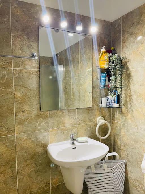 With A Luxurious Location Near The Sea Apartament *