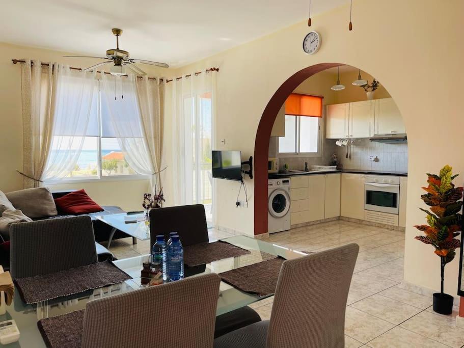 Apartament With A Luxurious Location Near The Sea *