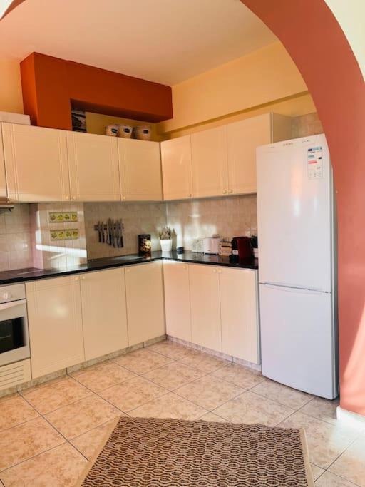 Apartament With A Luxurious Location Near The Sea *
