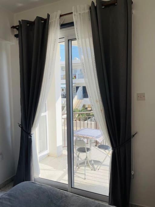 With A Luxurious Location Near The Sea Apartament Pafos