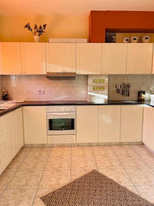 With A Luxurious Location Near The Sea Apartament