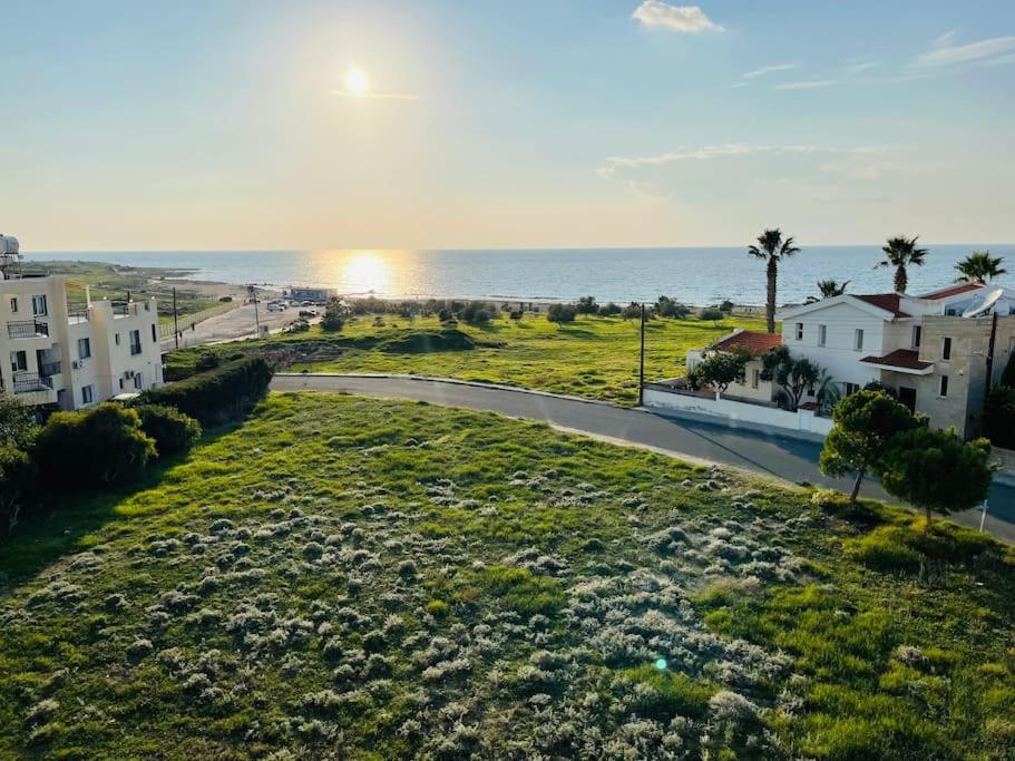 Apartament With A Luxurious Location Near The Sea