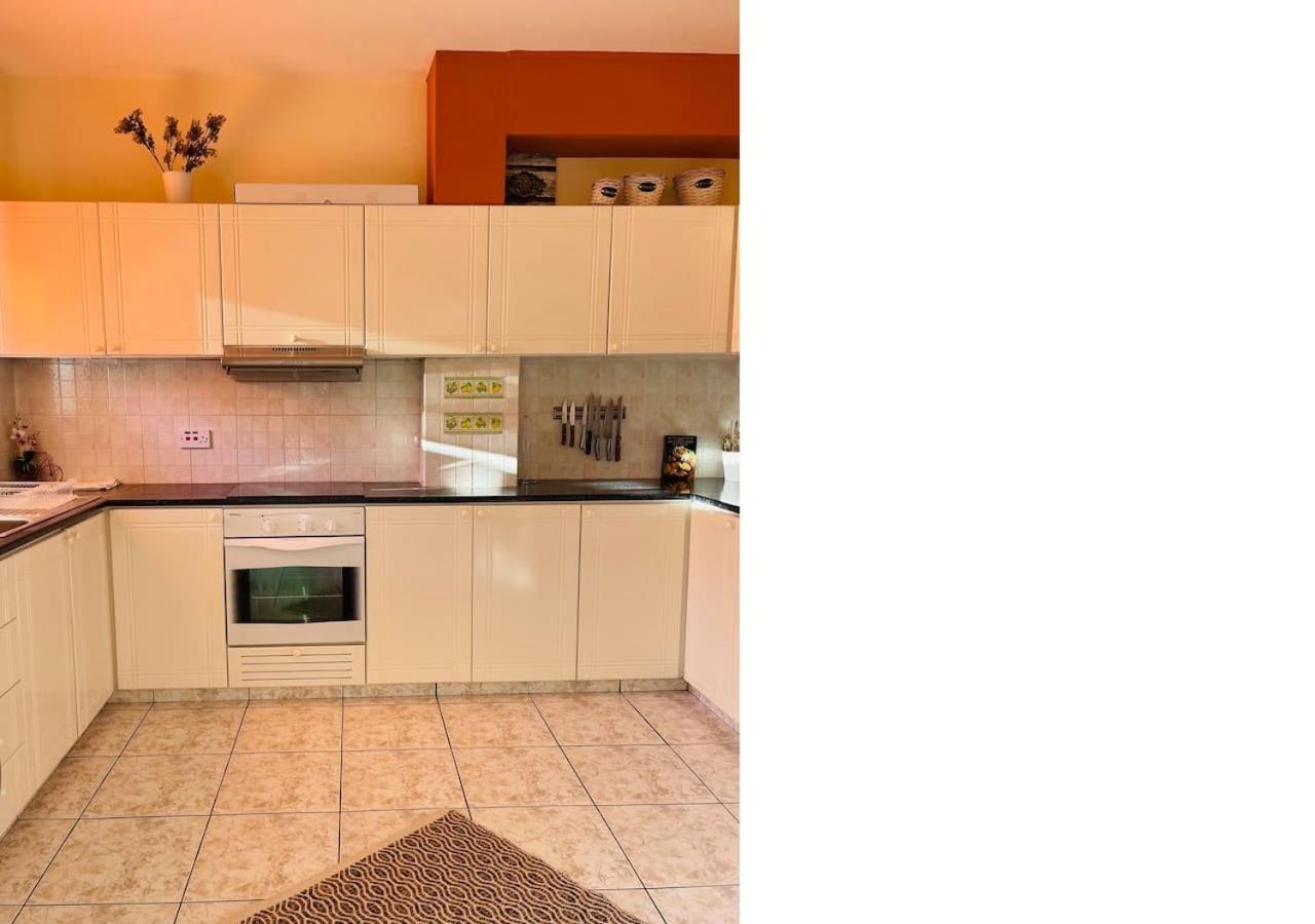 With A Luxurious Location Near The Sea Apartament Pafos